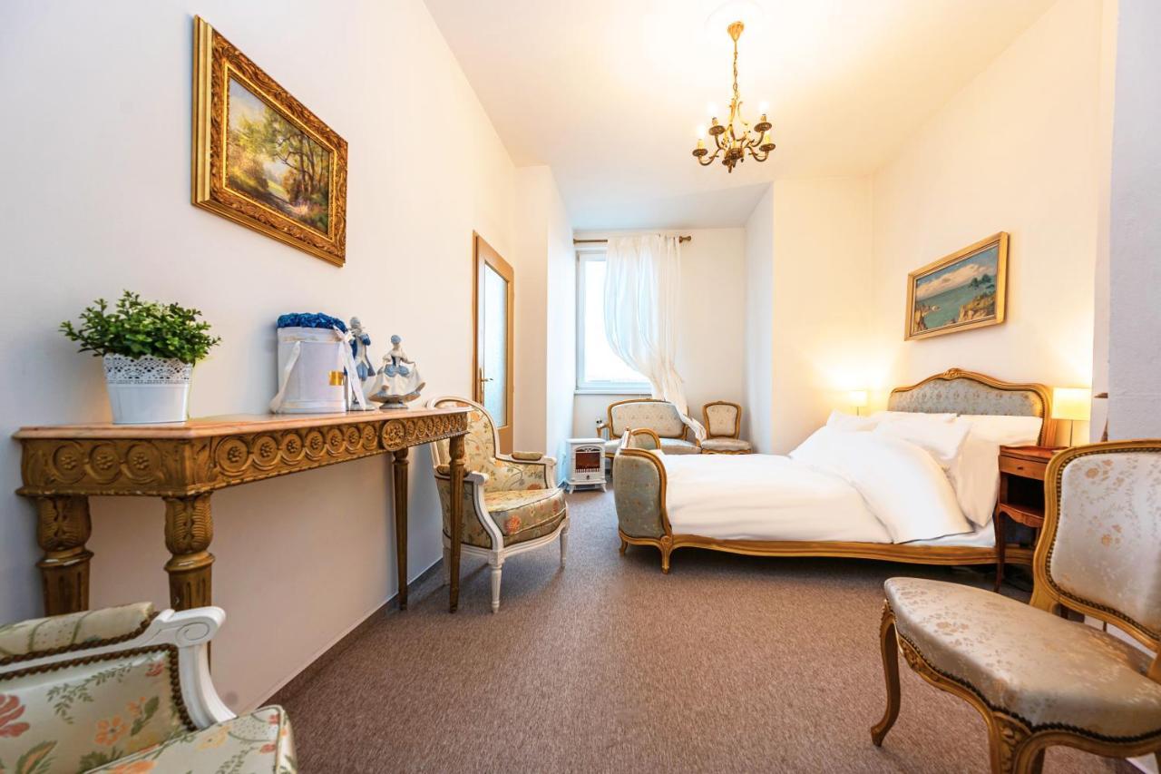 Bank Invest Apartmens - Old Town Appartamento Praga Esterno foto