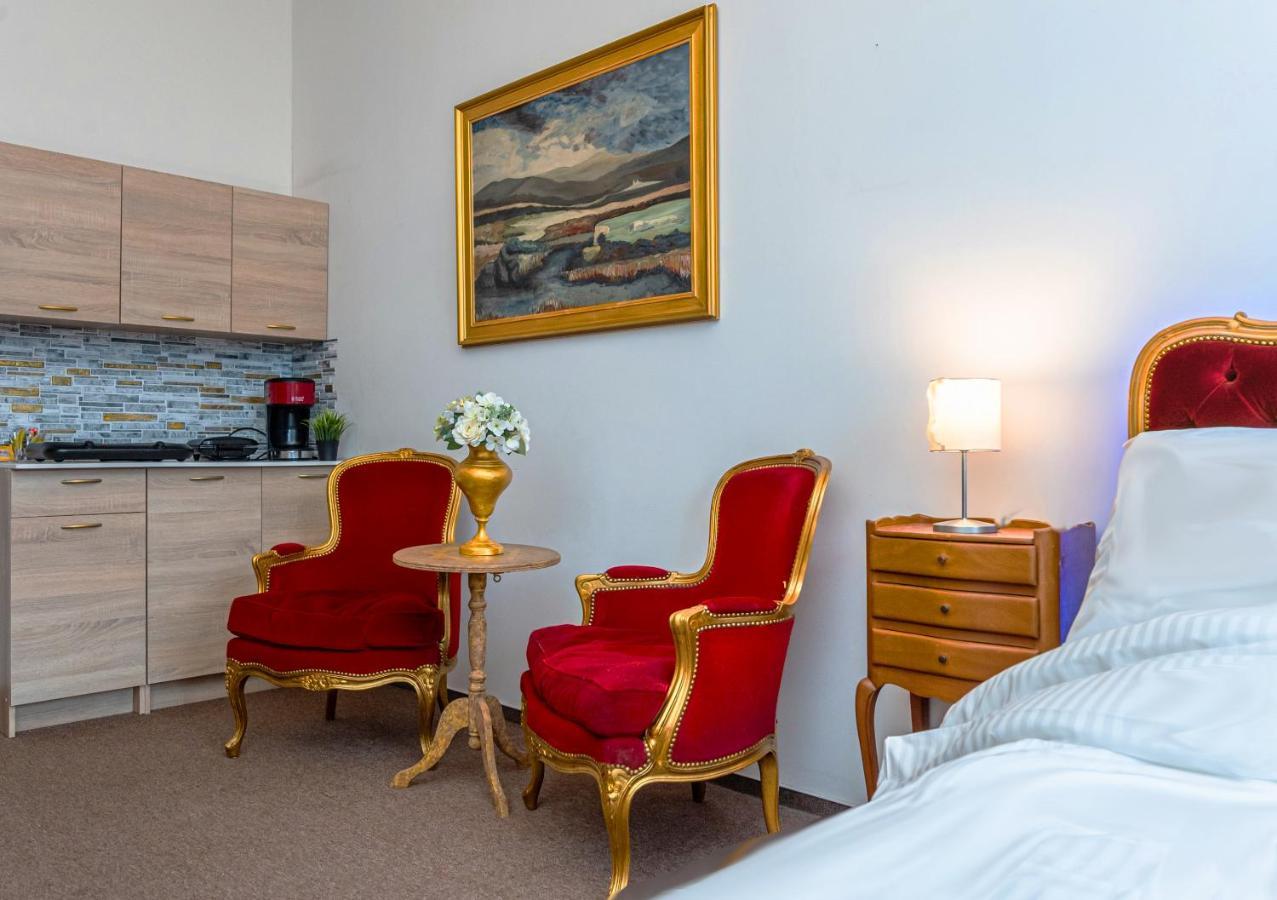 Bank Invest Apartmens - Old Town Appartamento Praga Esterno foto