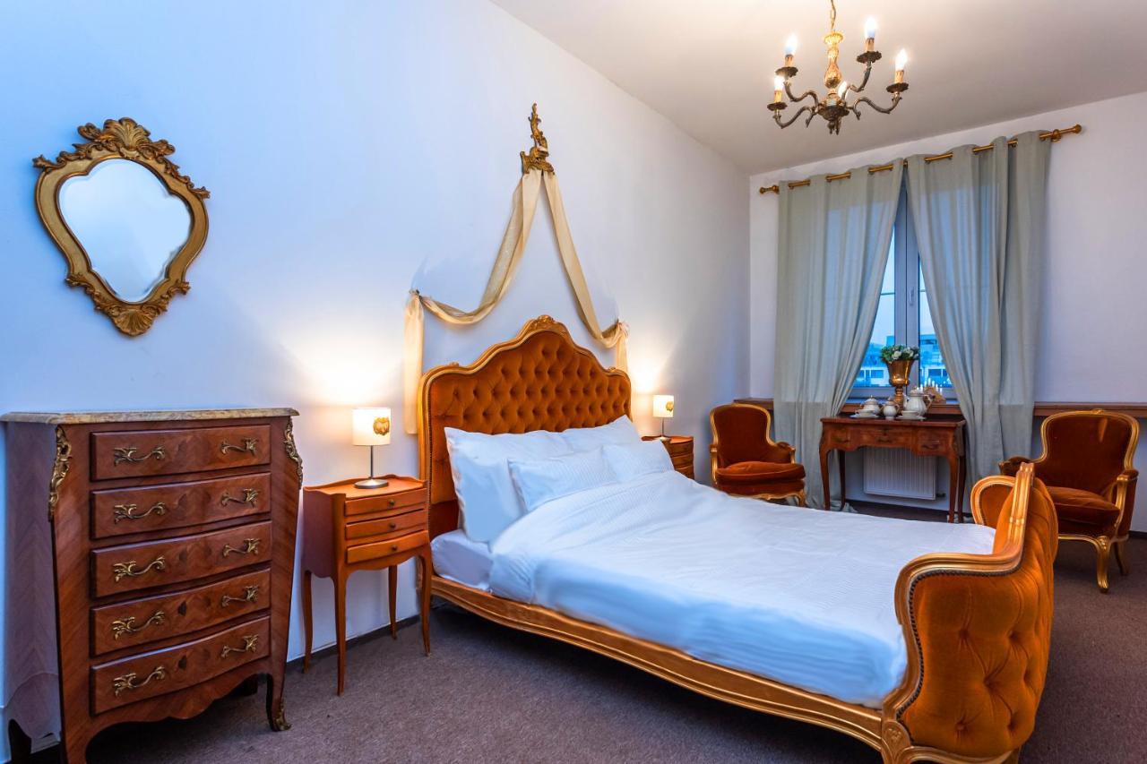 Bank Invest Apartmens - Old Town Appartamento Praga Esterno foto