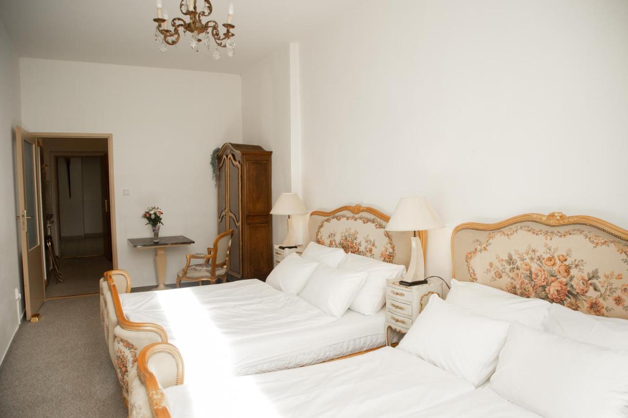 Bank Invest Apartmens - Old Town Appartamento Praga Esterno foto