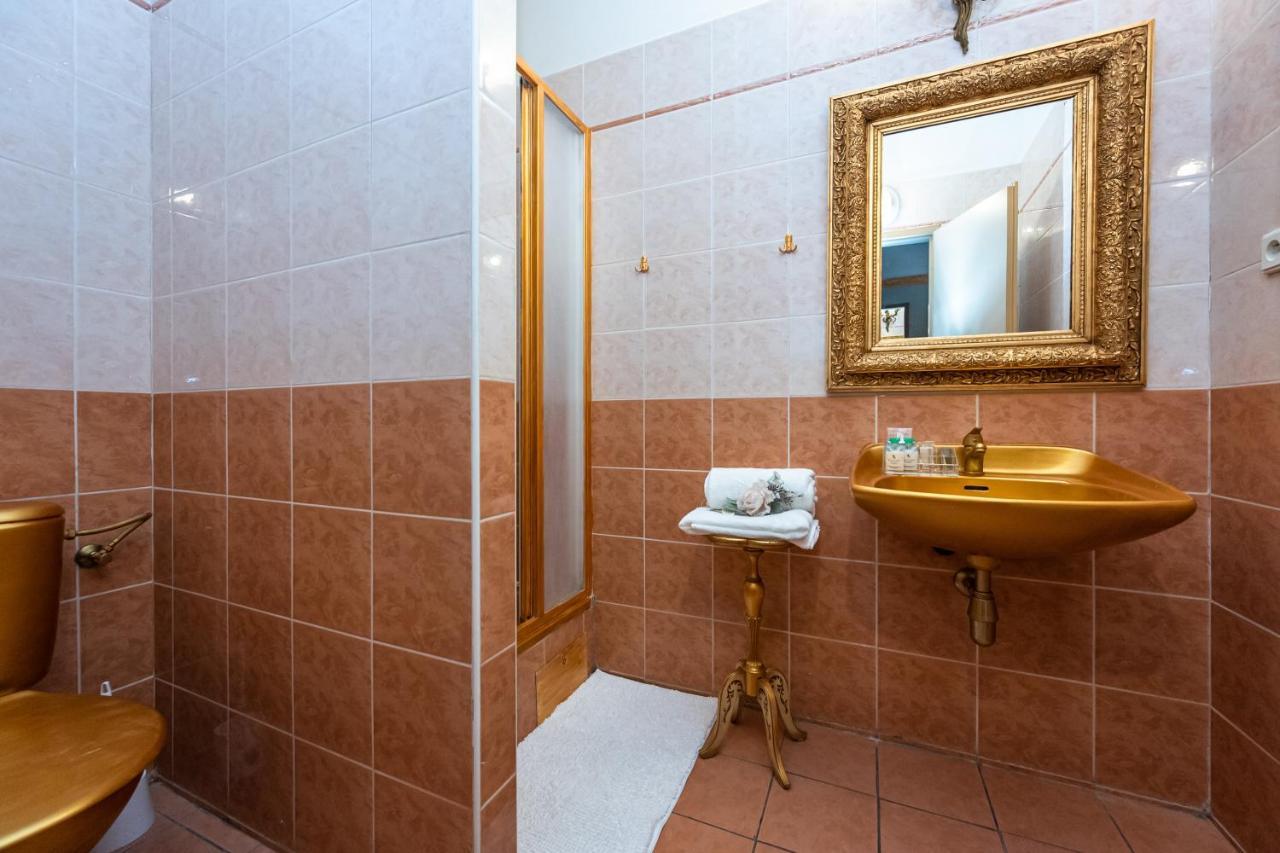 Bank Invest Apartmens - Old Town Appartamento Praga Esterno foto