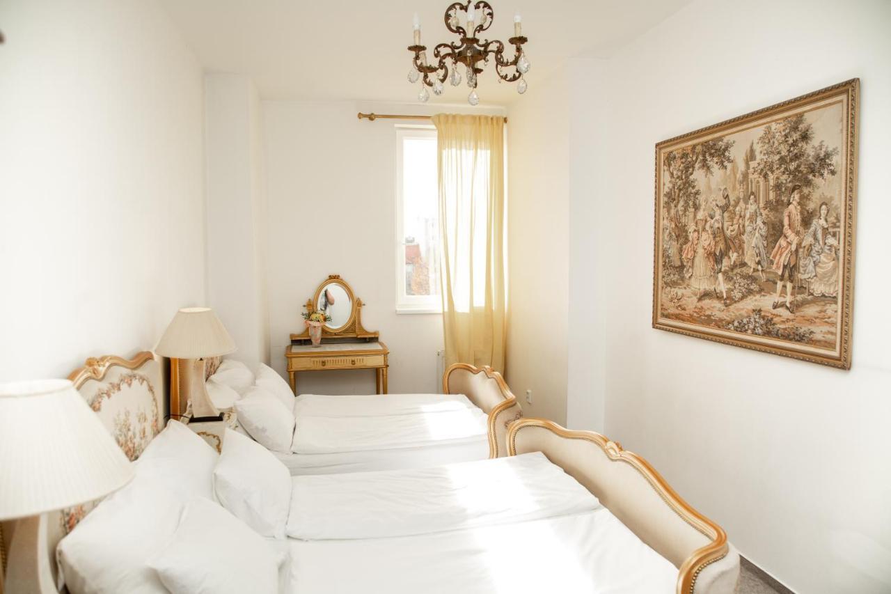 Bank Invest Apartmens - Old Town Appartamento Praga Esterno foto