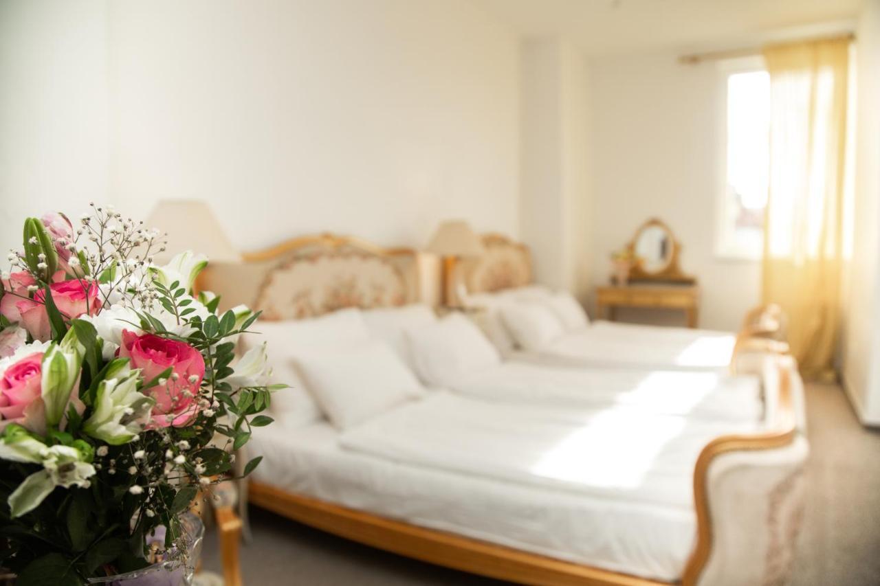 Bank Invest Apartmens - Old Town Appartamento Praga Esterno foto