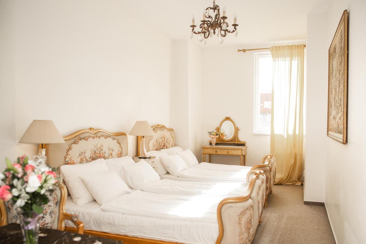 Bank Invest Apartmens - Old Town Appartamento Praga Esterno foto