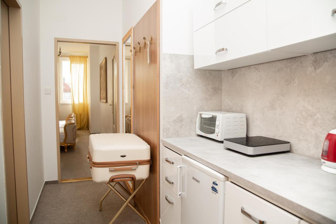 Bank Invest Apartmens - Old Town Appartamento Praga Esterno foto