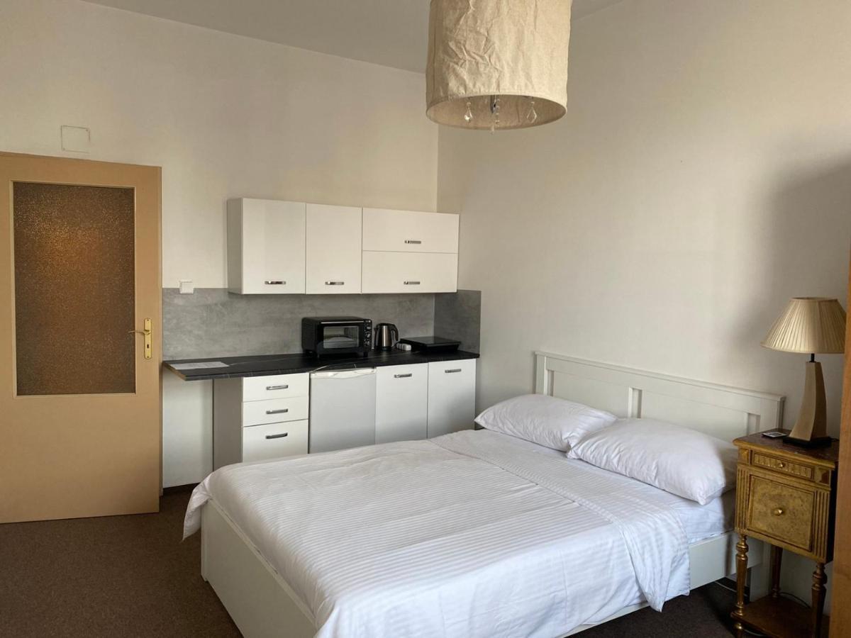 Bank Invest Apartmens - Old Town Appartamento Praga Esterno foto