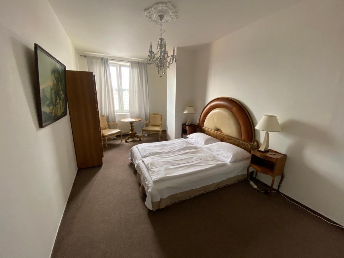 Bank Invest Apartmens - Old Town Appartamento Praga Esterno foto