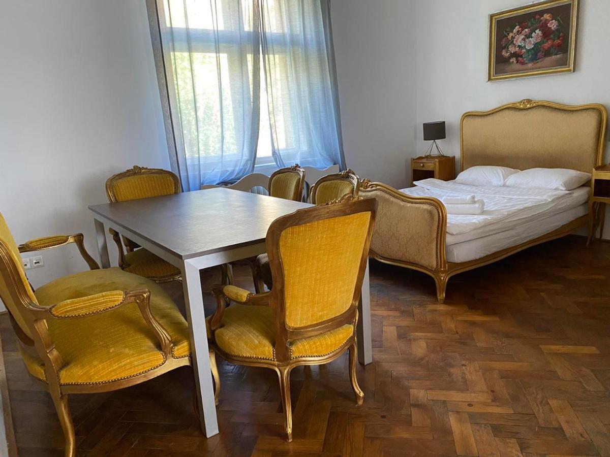 Bank Invest Apartmens - Old Town Appartamento Praga Esterno foto