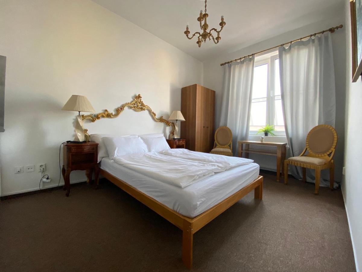 Bank Invest Apartmens - Old Town Appartamento Praga Esterno foto