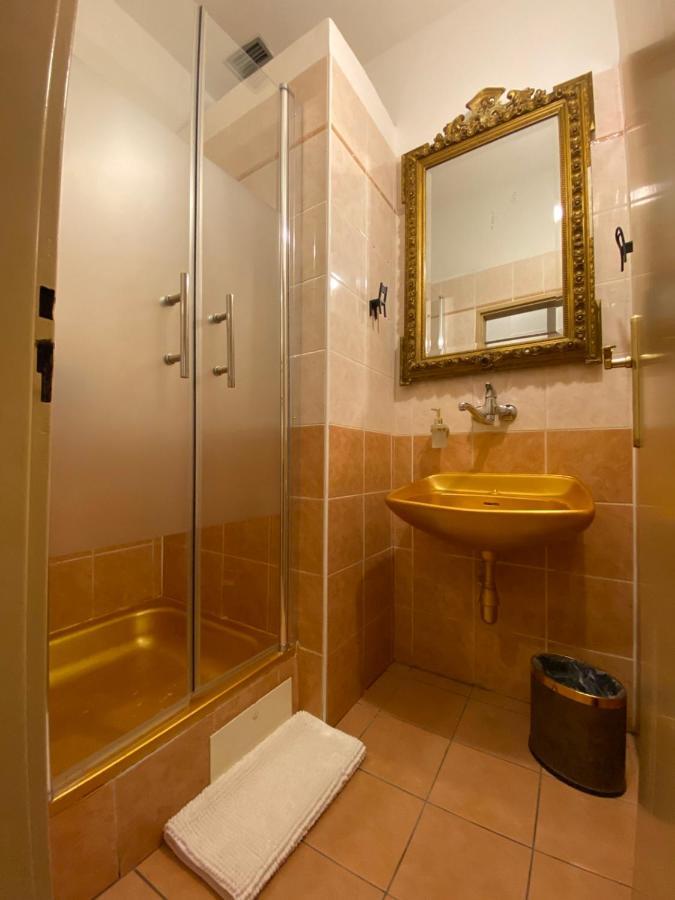 Bank Invest Apartmens - Old Town Appartamento Praga Esterno foto