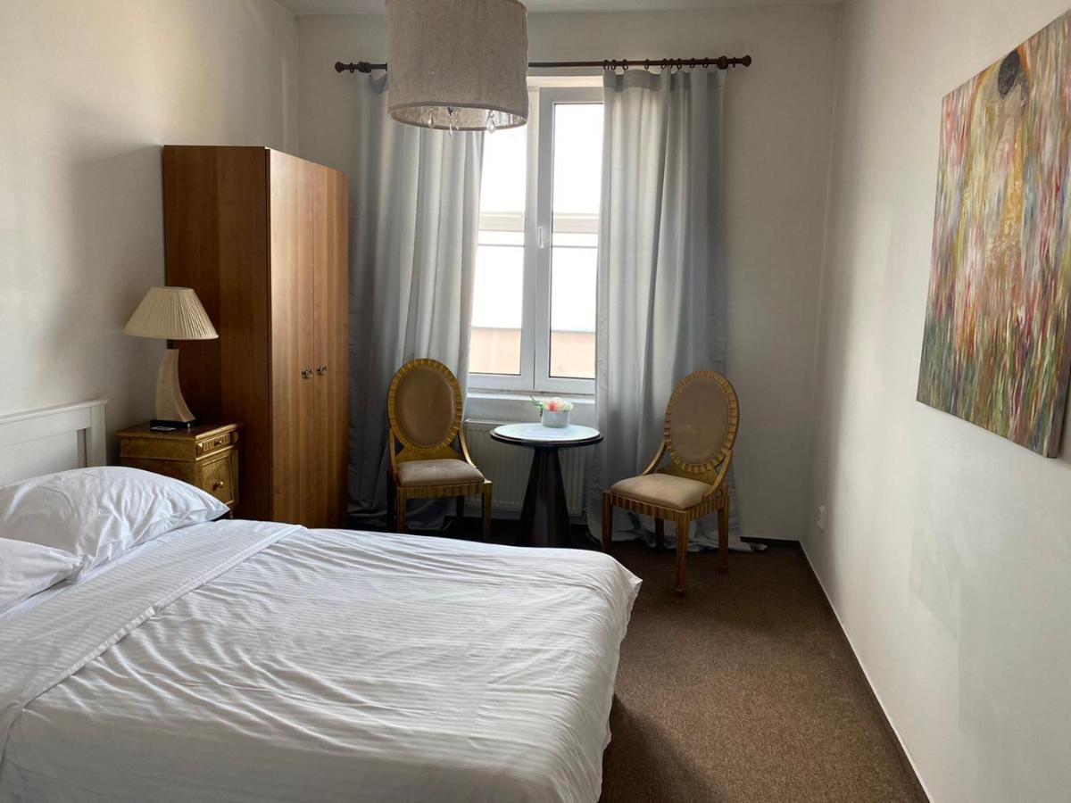 Bank Invest Apartmens - Old Town Appartamento Praga Esterno foto